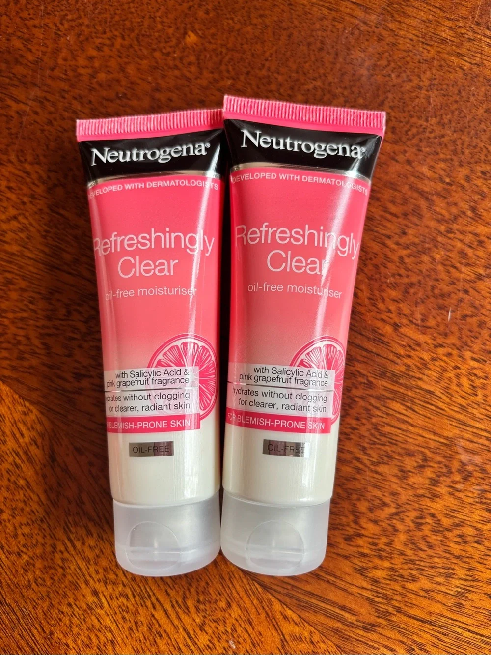 2 Neutrogena Refreshingly Clear Oil-Free Moisturiser